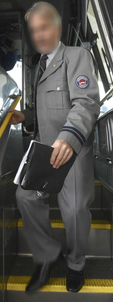 Photo d'un conducteur de bus Greyhound en uniforme, pour comparatif qu'a fait Bethurum du vêtement des hommes de Clarion de l'équipage