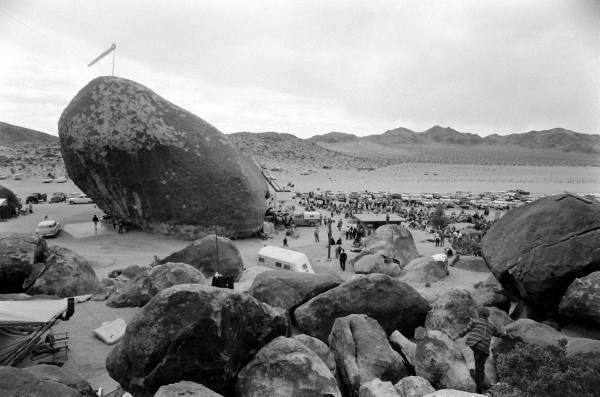 Convention annuelle d'ufologie de Giant Rock aux USA, dans les années 1960, vu de loin