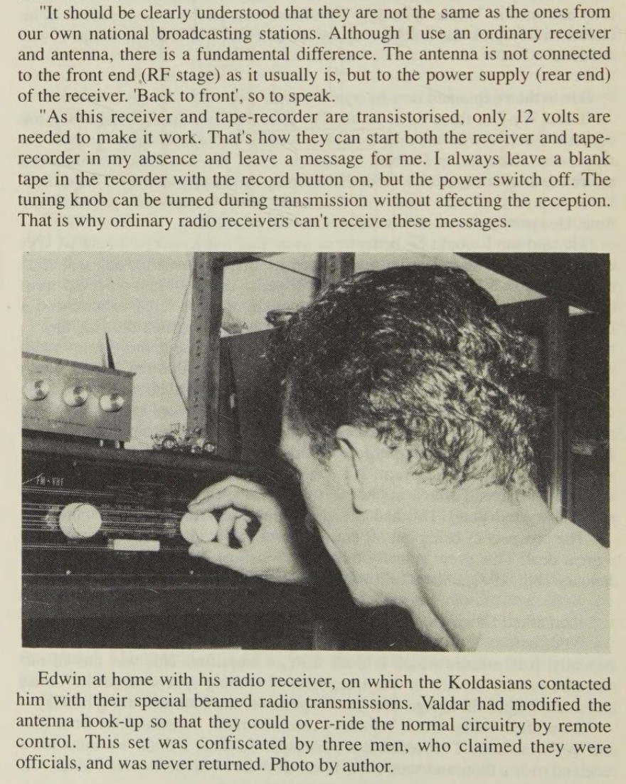 Edwin W. en train de toucher aux boutons du poste radio avec lequel il recevait les informations des Koldasiens. Valdar avait modifié l'antenne radio, de sorte que les Koldasiens pouvaient contourner les circuits par télécommande et ensuite diffuser via ce poste.