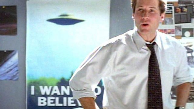 Affiche du bureau de Mulder dans les X-Files qui reprend un vaisseau Pléiadien/Pléiarien de Billy Meïer