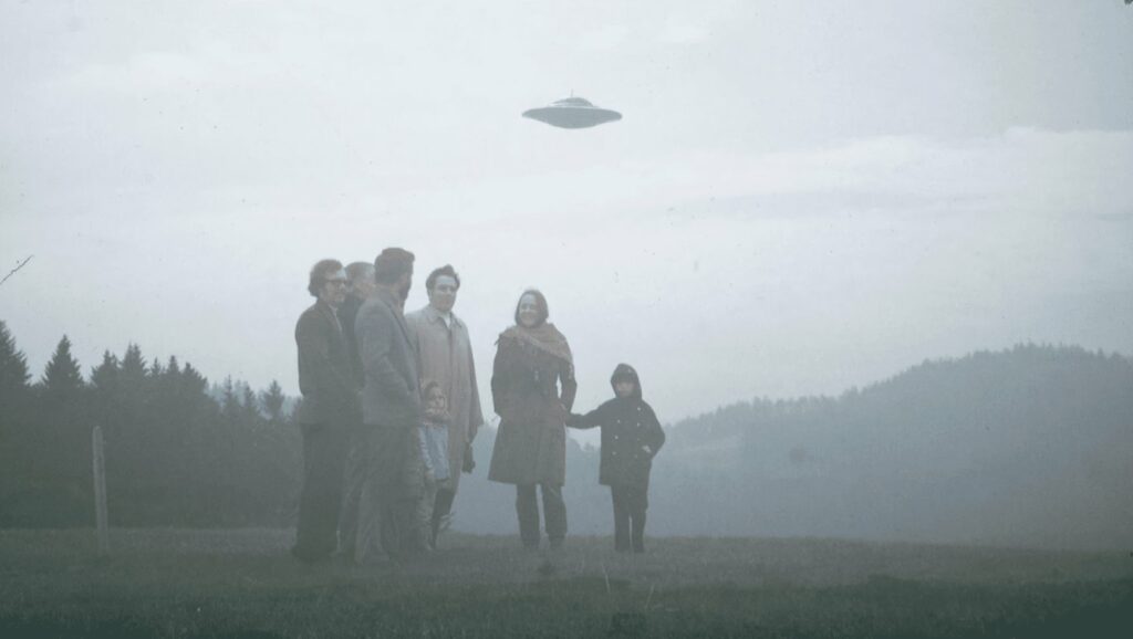 Photo surprise pour le groupe d'un vaisseau spatial Beamship prise par Billy Meier, qui était le seul à voir le vaisseau lors de la photo.