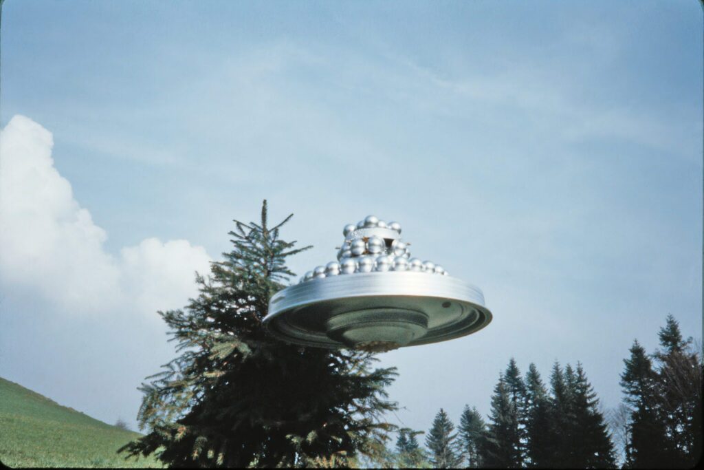 Vaisseau spatial Wedding Cake UFO ou WCUFO, provenant ds Pléiades/Pléiares, pris en photo par Billy Meier