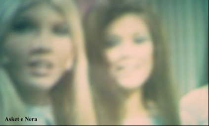 Photo falsifiée de Asket et Nera, que Billy avait originellement prise dans l'univers DAL lors du "Grand voyage"