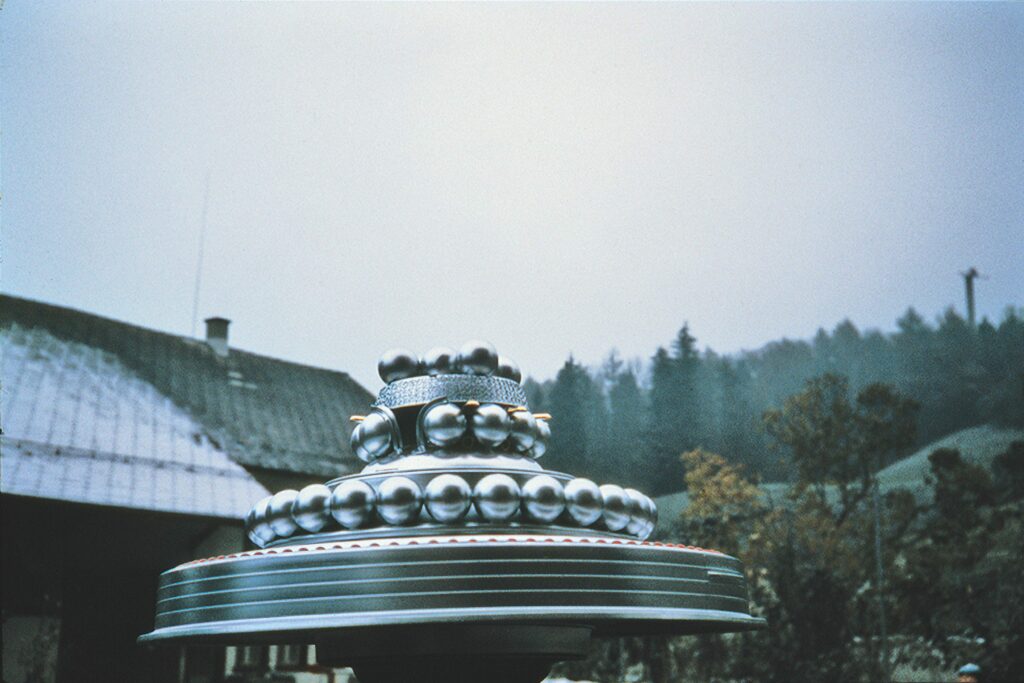 Vaisseau spatial Wedding Cake UFO ou WCUFO, provenant ds Pléiades/Pléiares, pris en photo par Billy Meier