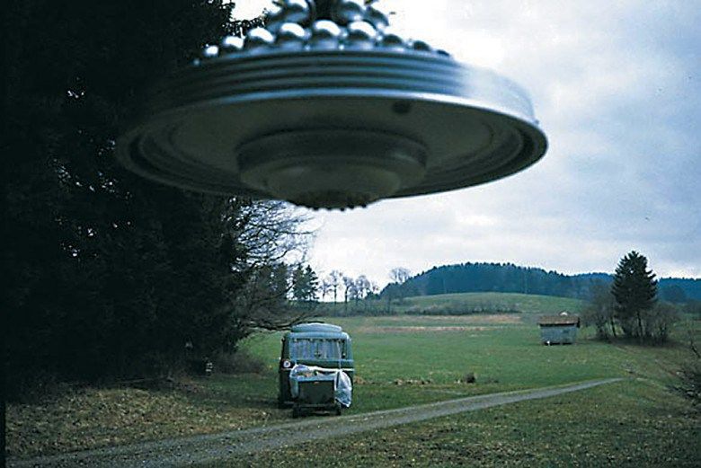 Vaisseau spatial Wedding Cake UFO ou WCUFO, provenant ds Pléiades/Pléiares, pris en photo par Billy Meier