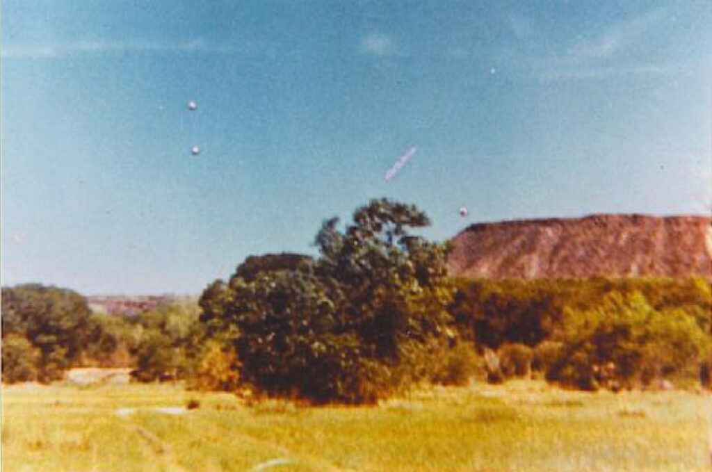 19 juin 1966, 09h00, Algondenes, Nouveau Mexique, USA. Alors que Paul Villa se trouvait à 3 miles à l'ouest d'Algordones, il a vu une petite « formation » de sphères brillantes et de disques volants métalliques argentés d'une taille assez petite qui volaient dans les broussailles du désert. Il a sorti son appareil photo et a commencé à les photographier.