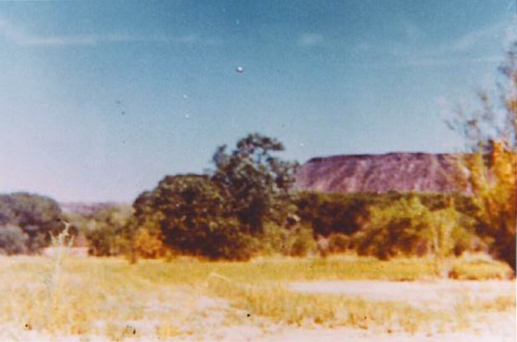 19 juin 1966, 09h00, Algondenes, Nouveau Mexique, USA. La taille des sphères était trop petite pour les photographier en grand avec l’appareil. Les sphères de  3 à 6 pouces (7,5cm à 15cm) étaient brillantes comme un miroir et changeaient de couleur comme lorsque le métal se met à chauffer et s’éclaire.