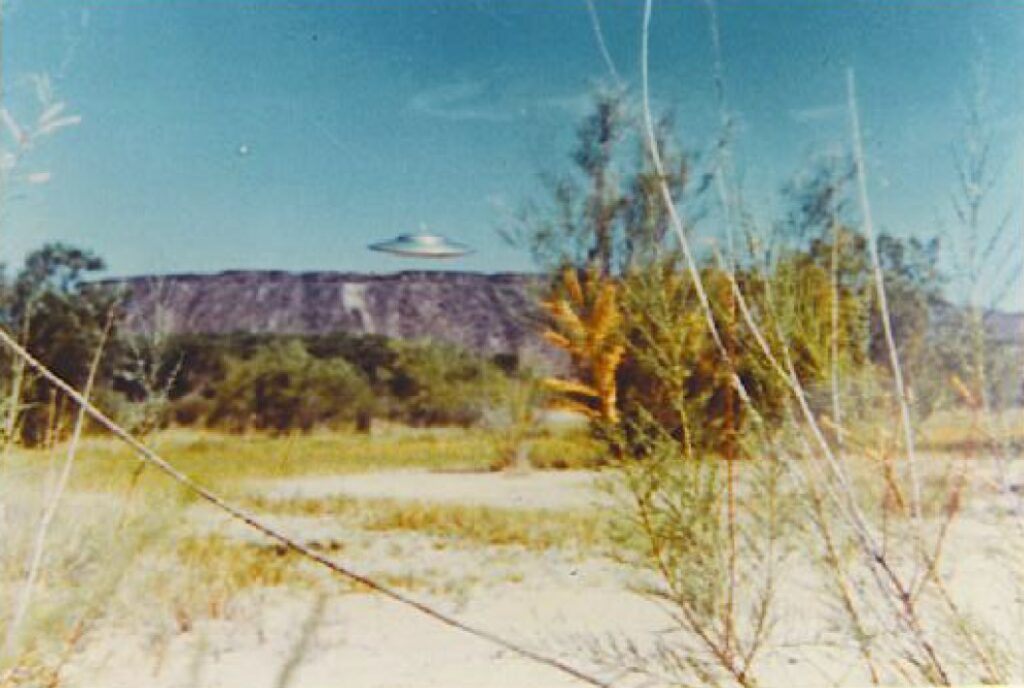 19 juin 1966, 09h00, Algondenes, Nouveau Mexique, USA. L'un des disques argentés s'est approché et Paul Villa a essayé de le prendre en image avec l'une des petites sphères brillantes, ce qu'il a réussi à faire. Il y avait également des sphères de même taille plus haut qui ne sont pas cadrées sur cette photo