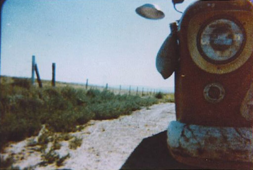 24 septembre 1972, 15h, Los Lunas, Nouveau Mexique, USA. Ici, Paul Villa prend une photo de l'avant de son camion en se penchant sur le côté droit de l'effet volant, maintenant un peu plus haut. Il se déplace tantôt plus vite, tantôt plus lentement, et parfois de manière saccadée, comme un oiseau en vol.