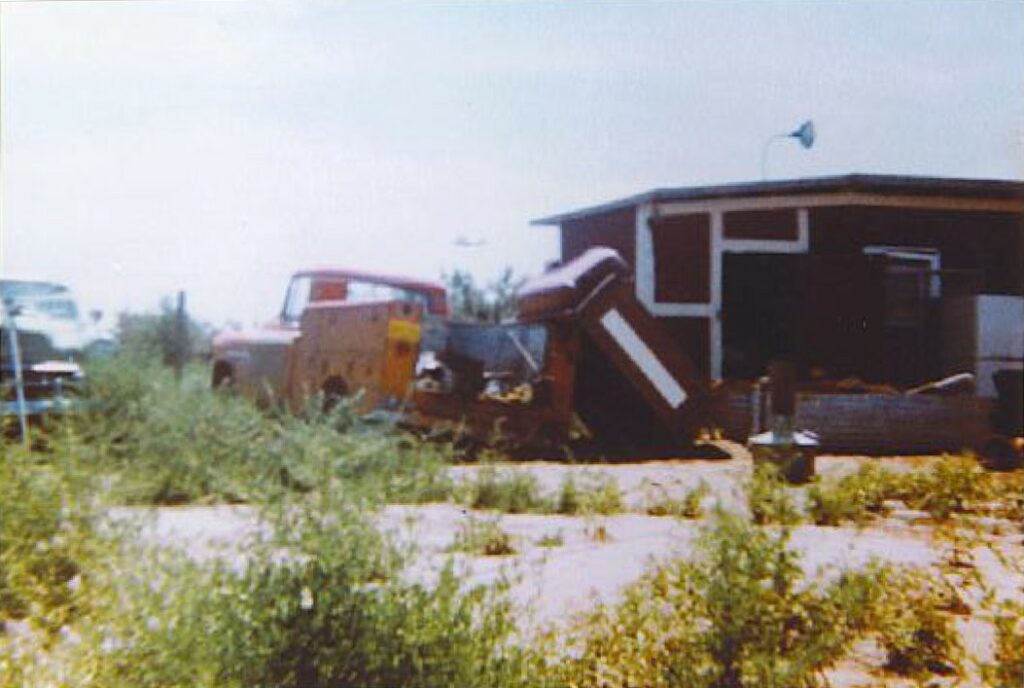 Mai 1977 entre 9h et 10h, Los Lunas, Nouveau Mexique, USA.  Un jour de la fin mai 1977, entre 9 heures et 10 heures, Paul Willa se tenait à la fenêtre de sa cuisine et regardait dans la cour arrière lorsqu'il a vu un camion pivoter sur les blocs sur lesquels il était posé pour le surélever, et il a pu voir un petit disque argenté planer au-dessus de lui qu’on voit sur la photo.