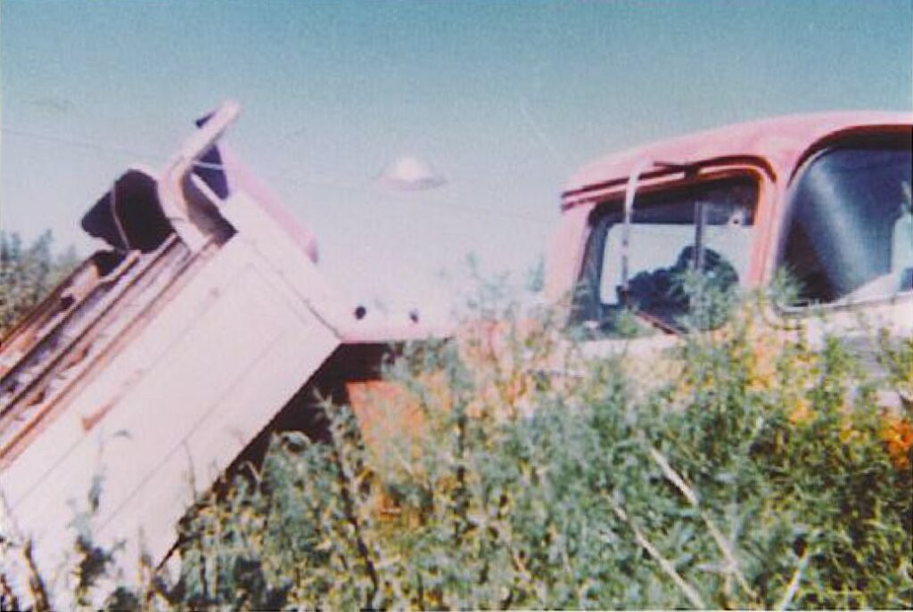 Mai 1977 entre 9h et 10h, Los Lunas, Nouveau Mexique, USA. Paul se demande comment la plate-forme du camion a pu rouler sur des blocs aussi solides et stables. Le petit disque argenté a continué à planer dans l'arrière-cour pendant que Paul et son fils inspectaient les dégâts. Paul continue à prendre des photos du disque en vol stationnaire.