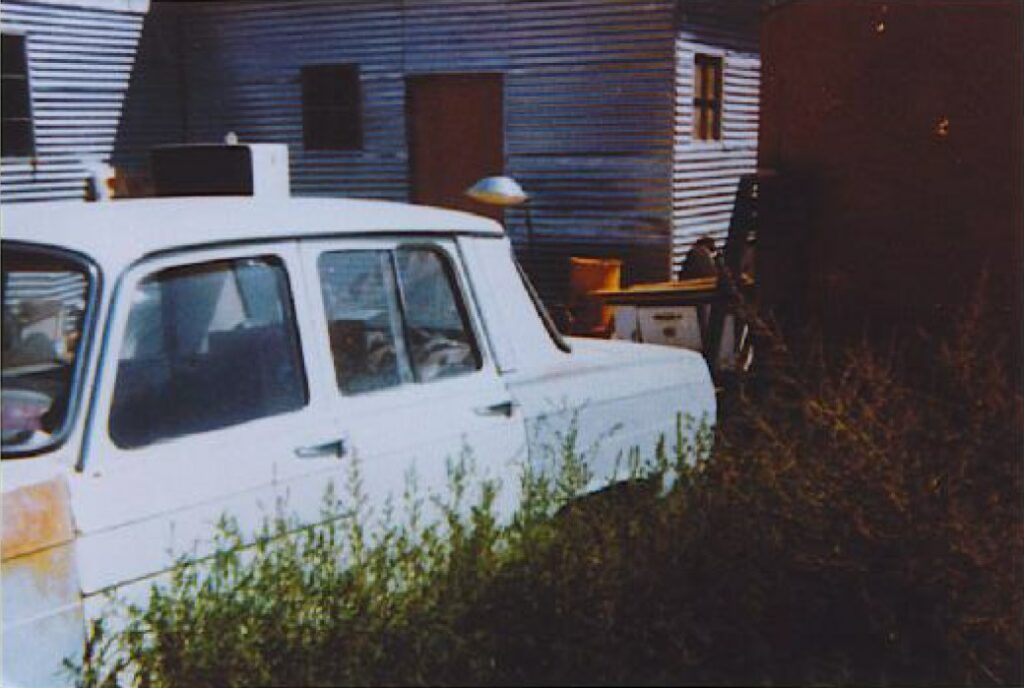 Mai 1977 entre 9h et 10h, Los Lunas, Nouveau Mexique, USA. Le minuscule objet volant en forme de disque a stationné au-dessus d’autres vieux véhicules dans la cour arrière, comme s'il les inspectait. Il « sautait » rapidement d'un point à l'autre, comme un colibri. Il était d'une couleur argentée brillante et était complètement silencieux.