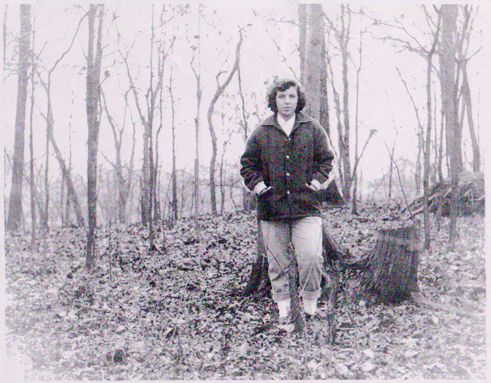 Mary Ann Tharp à l’endroit où elle a vu un disque volant, avec les personnes d’un groupe de témoin et Howard