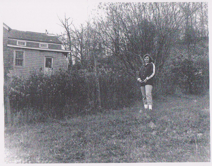 Mary Ann Tharp, à l’endroit où un groupe de témoins dont elle faisait partie avec Howard Menger ont observé des hommes de l’espace passer par-dessus les buissons et clôture sur une distance totale de 15 pieds (4,5 mètres)