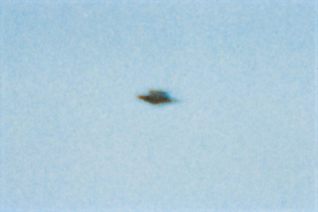 Zoom sur la photo de Edith Baldi en 1998, vaisseau pléairien semblable à ceux de Billy Meier. C'est un des types de vaisseau déjà photgraphiés par Billy Meier qu'on reconnaît.