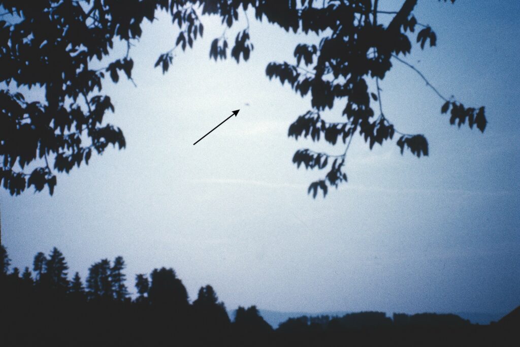 Photo prises au dernier moment alors que les appareils repartaient et n'était presque plus visibles, d'un des deux vaisseaux de Quetzal et Semjase après un contact d'eux et Pléia avec Billy Meier le 28 juin 1976 (contact n°59)