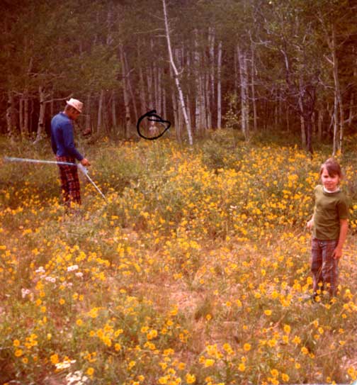 Carl Higdon et une de ses filles, il utilise un détecteur de métaux à la recherche de la partie en plomb de la balle qui a été éjectée de sa balle. Il ne retrouvera jamais la-dite partie en plomb. Encerclé en noir sur la photo l’endroit où se trouvait Carl quand il a tiré avec son fusil quand la balle est allée au ralenti. Photographie prise par Margery Higdon.