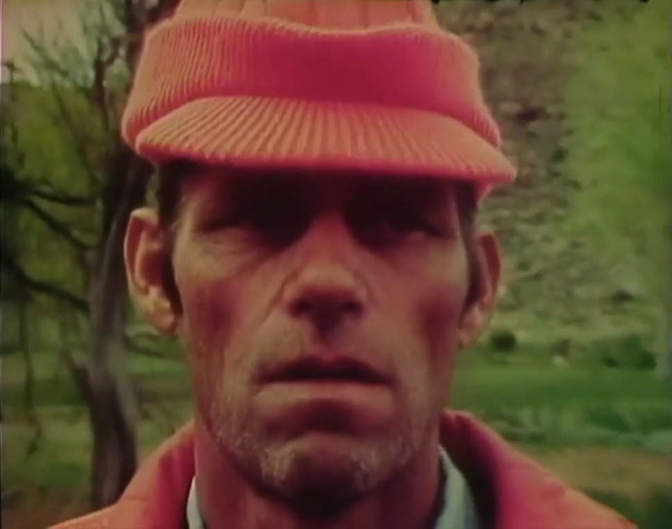 Carl Higdon avec ses vêtements de chasse, pour un documentaire.