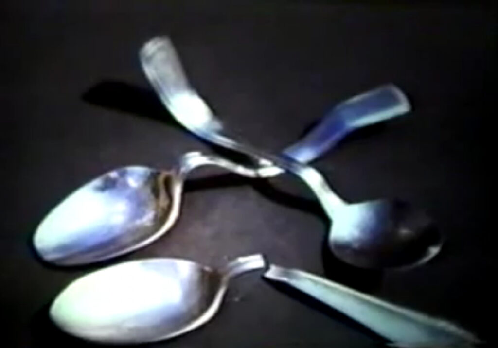 Les petites cuillères tordues par Billy Meier par les capacités de son esprit devant des témoins en 1977