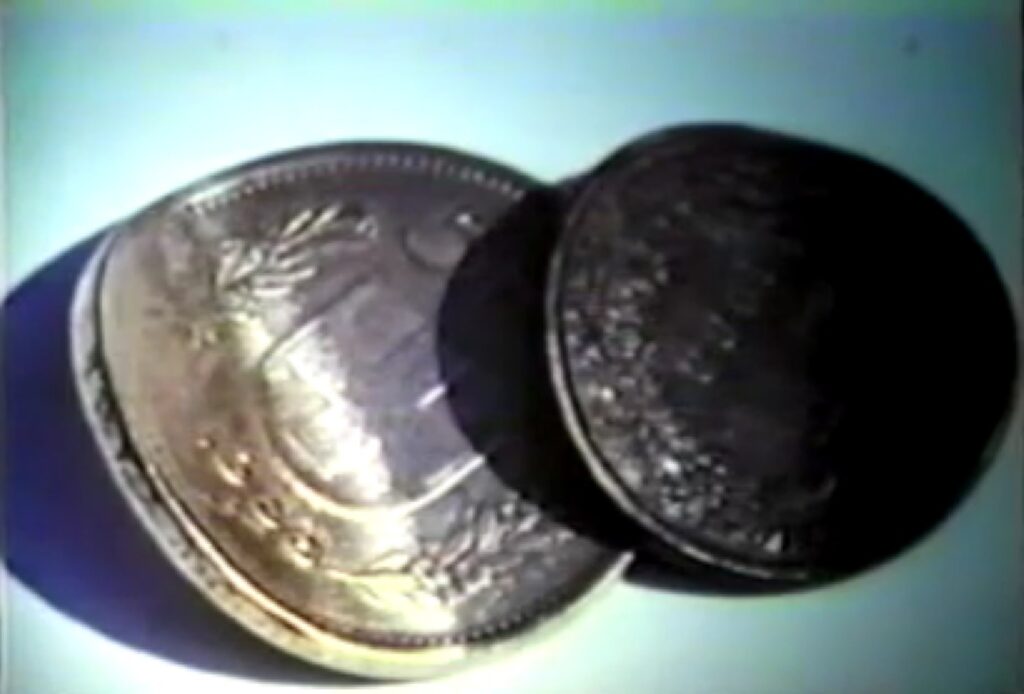 Les pièces de monnaie tordues par Billy Meier par les capacités de son esprit devant des témoins en 1977