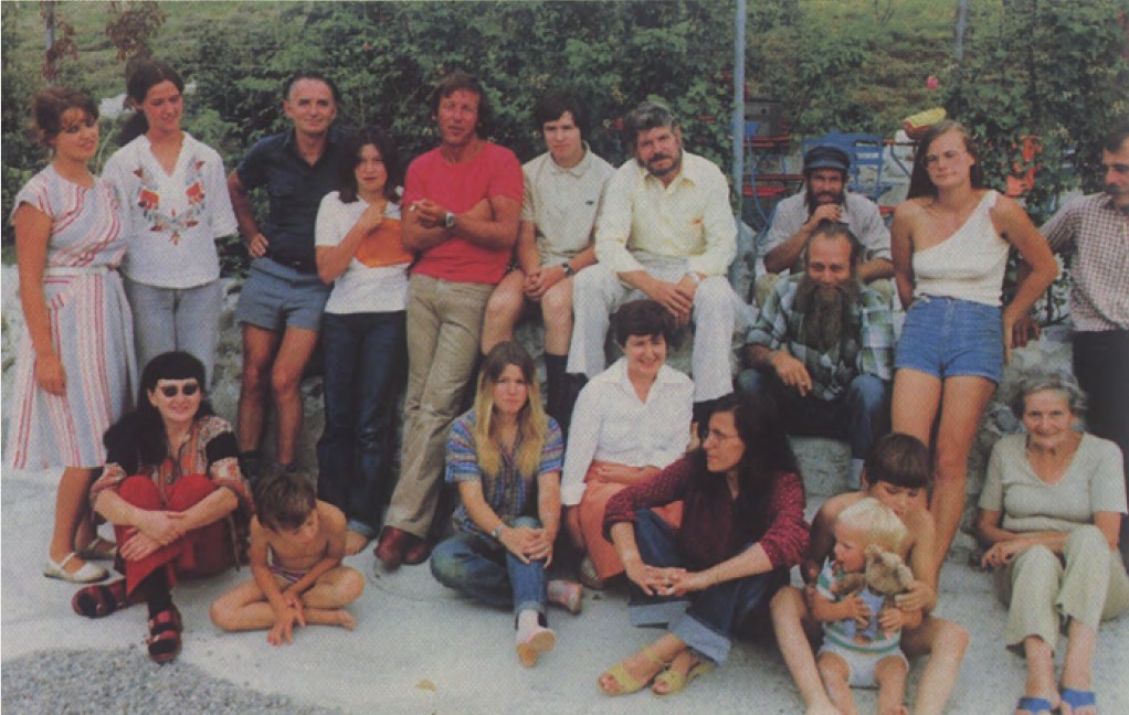 Rassemblement de témoins des observations de vaisseau avec Billy Meier pour une photo organisée par les enquêteurs avec des témoins interrogés réunis.