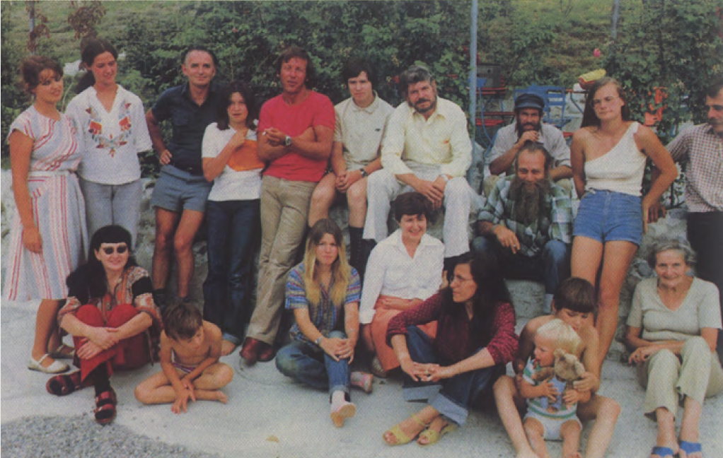 Rassemblement de témoins des observations de vaisseau avec Billy Meier pour une photo organisée par les enquêteurs avec des témoins interrogés réunis.