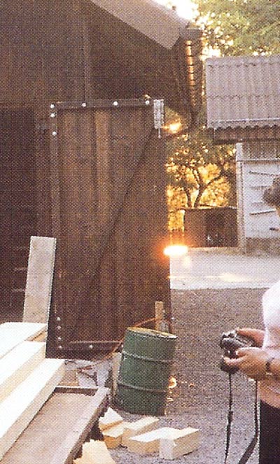 Photo Eva Bieri en 1989. Etaient aussi présents et témoins pour cette photo Aroona Wächter, Yolanda Bolzern, Freddy Kropf, Bernadette Brand et Billy Meier.