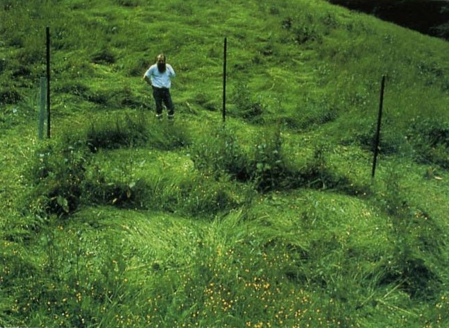Photo de Billy Meier le 15 mai 1980 après un atterrissage de vaisseau pléiadien/pléiarien, avec les traces au sol