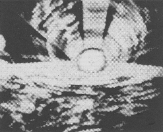 Photo en noir et banc du tunnel dans la barrière universelle publiée par Billy Meier, provenant du développement qui lui a été envoyé après son grand voyage en juillet 1975.