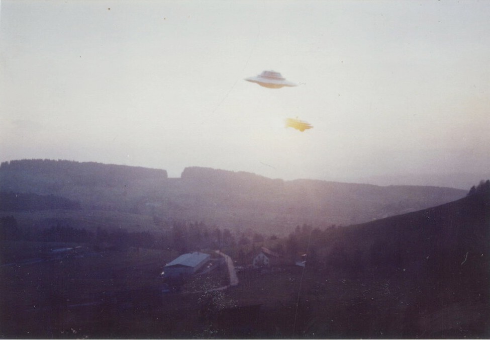 Même évènement du 3 mars 1975, autre photo. Le grand vaisseau devait retourrner ensuite sur Erra pour être retiré du service selon les informations données à Billy Meier.