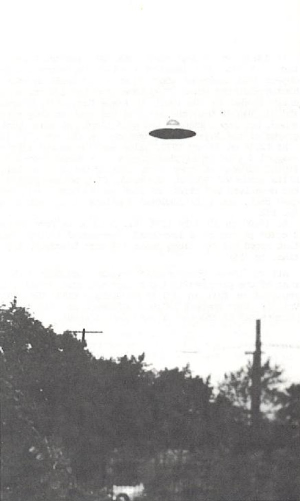 Passiac, New Jersey, 29 juillet 1952, 16h30.  Le dôme haut central peut suggérer un vaisseau du même type qu'Inxtria, zone de Beta Andromède. Cette photo a été considérée par certains comme la photo d'un simple chapeau de femme, donc un faux.