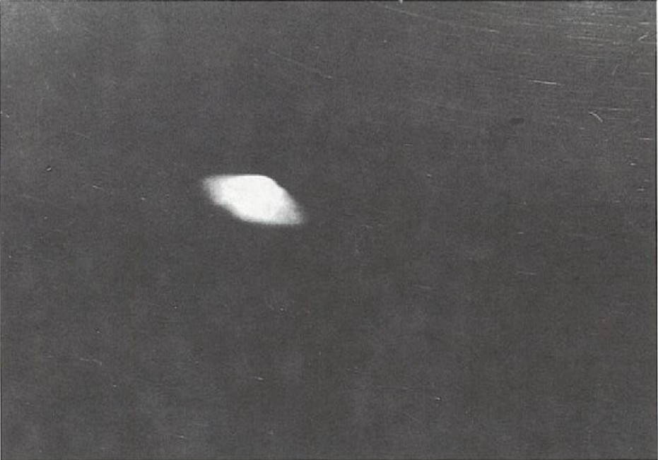 St. George, Minnesota, 21 octobre 1965, 18h10. Par Arthur Strauch. Objet lumineux photographié.  Le dôme haut central peut suggérer un vaisseau du même type qu'Inxtria, zone de Beta Andromède.