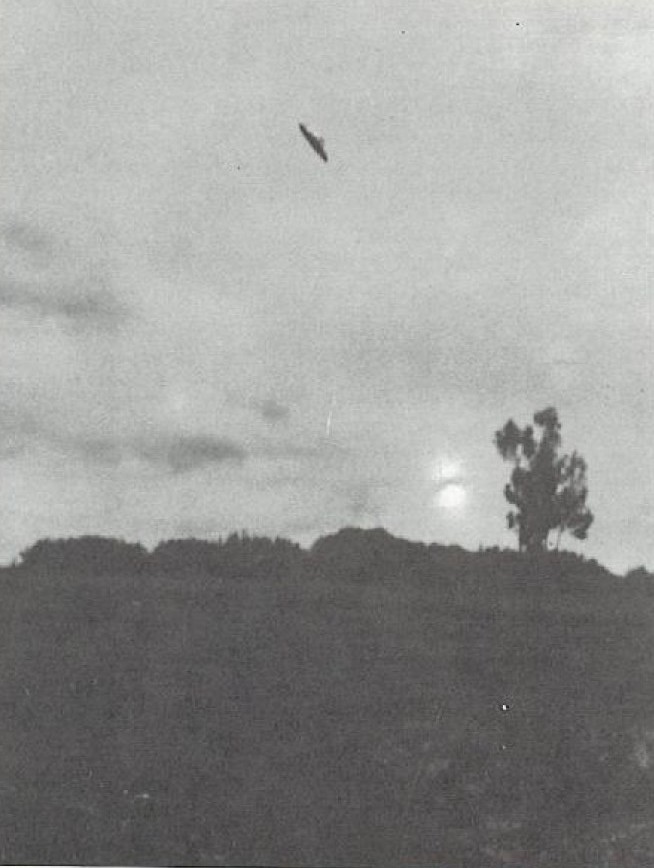 Yungay, Pérou, mars 1967, 17h30. Par Augusto Arranda.  Le dôme haut central peut suggérer un vaisseau du même type qu'Inxtria, zone de Beta Andromède.