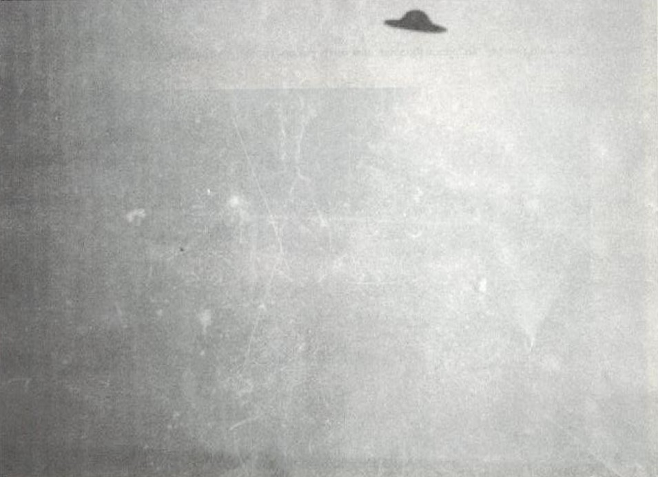 Playa Sangrilla, Uruguay, 23 septembre 1968, 18h30. Par Yamandu Lopez et ses 3 enfants comme témoins.  Le dôme haut central peut suggérer un vaisseau du même type qu'Inxtria, zone de Beta Andromède.