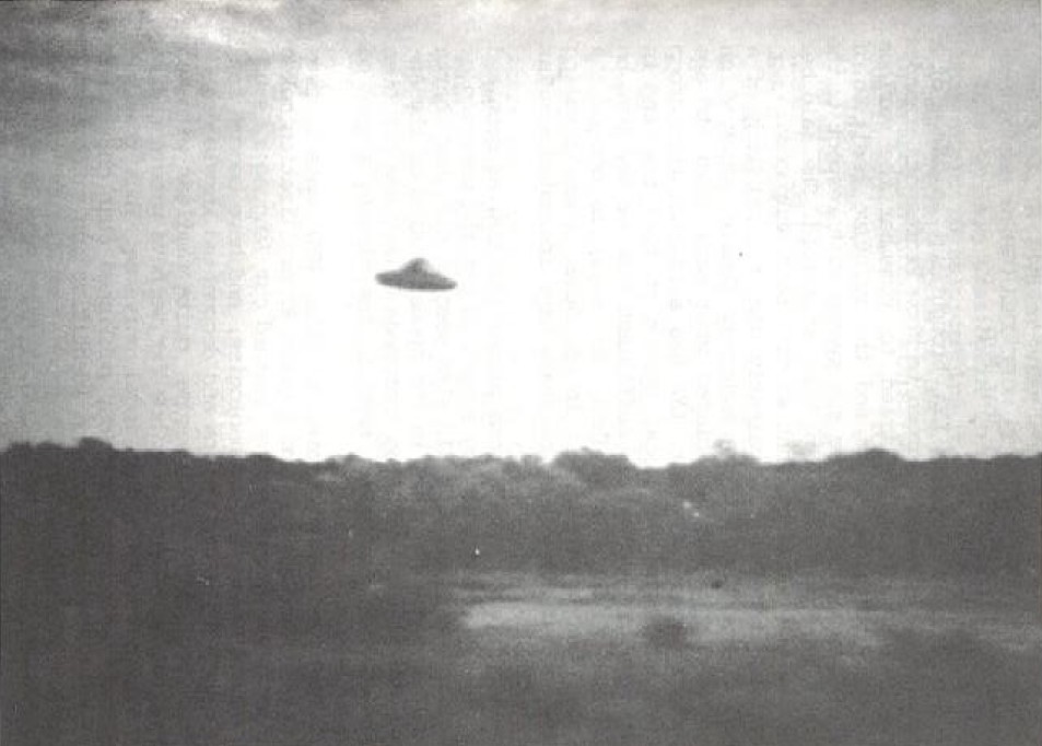 Balcarce, Argentine, 19 juillet 1974, 18h00. Par Antonio Le Pere. Photo prise depuis une voiture en mouvement par la fenêtre.  Le dôme haut central peut suggérer un vaisseau du même type qu'Inxtria, zone de Beta Andromède.