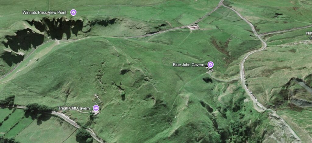 Vue en 3D des environs des grottes Blue John, et de la probable colline proche où Joelle était postée pour surveiller ce qui se passerait à ce rendez-vous intercepté et d’où elle a vu arriver l’appareil volant.