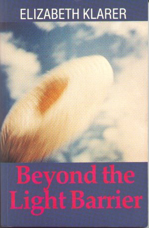 Le livre « Beyond the Light Barrier » parait en 1980 en version originale avec des photos en noir et blanc dedans.
