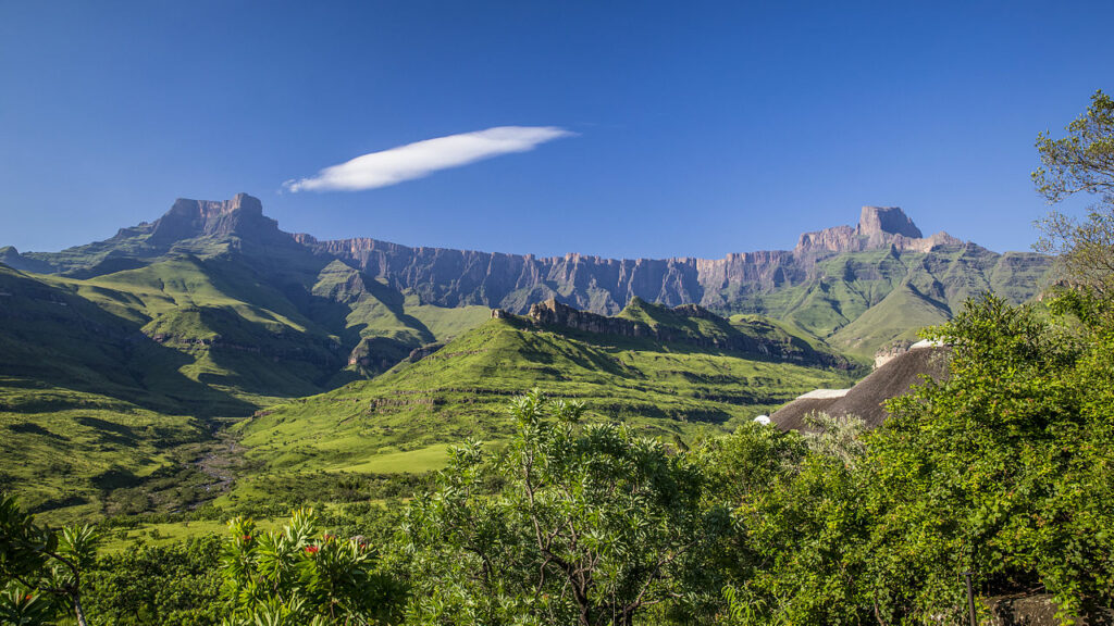Environnement de la deuxième ferme à Connington, Rosetta où résidait Elizabeth Klarer et ses parents : les montagnes Drakensberg au fond.