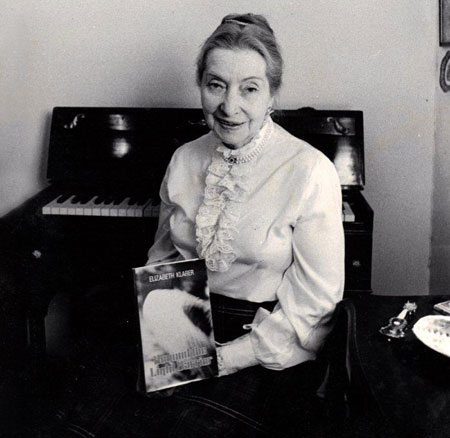 Elizabeth Klarer, plus âgée, avec l'édition originale de son livre dans les mains.