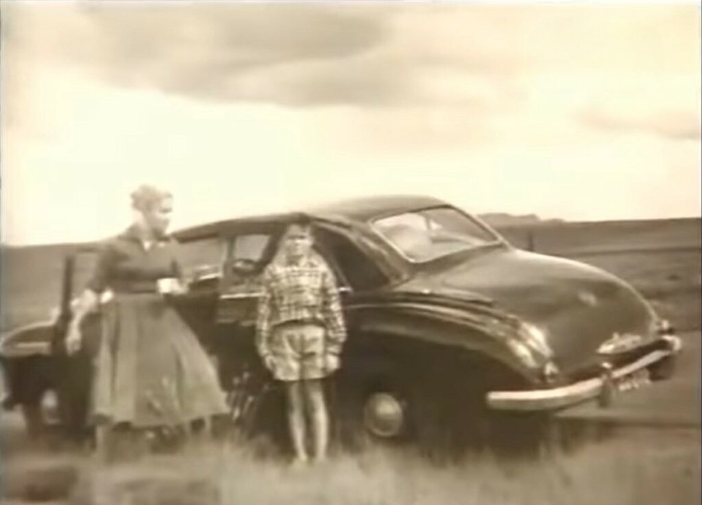 Photo de Elizabeth et David prise probablement par Marilyn la fille d’Elizabeth Klarer, devant leur voiture MG.