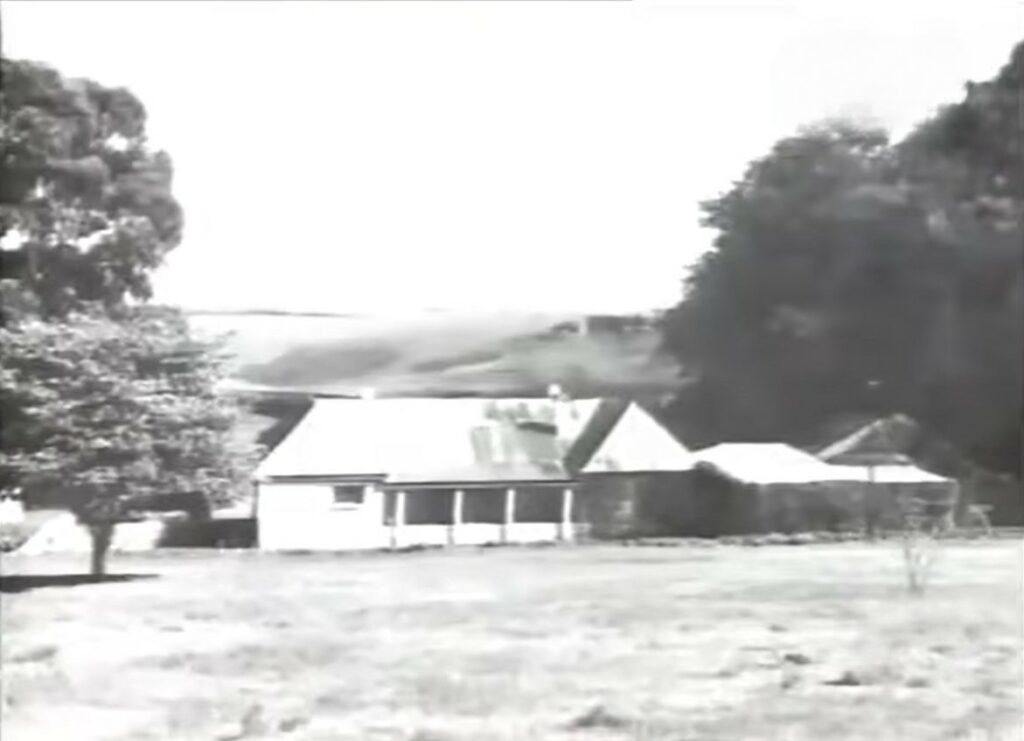 Photographie de la ferme Whyteleafe de la sœur May et son beau-frère Jock où elle allait pour avoir le contact avec Akon et son vaisseau de Méton.