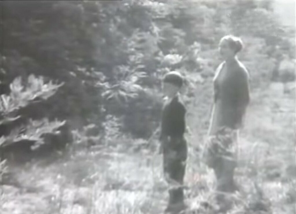 Photographie de Elizabeth Klarer et son fils David à la ferme de May et Jock.