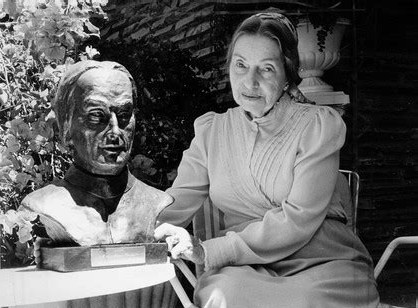 Un buste de Akon de Méton réalisé par le sculpteur Bob Forbes donné à Elizabeth Klarer.