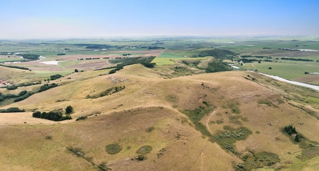 Photographie en vue aérienne de Flying saucer Hill – La colline soucoupe volante.