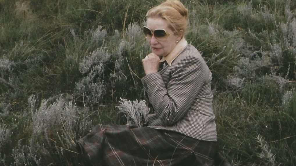 Elizabeth Klarer prise en photo dans la zone de l’atterrissage du vaisseau de Méton avec les plantes sauvages particulières qui créaient une marque de pousse au sol.
