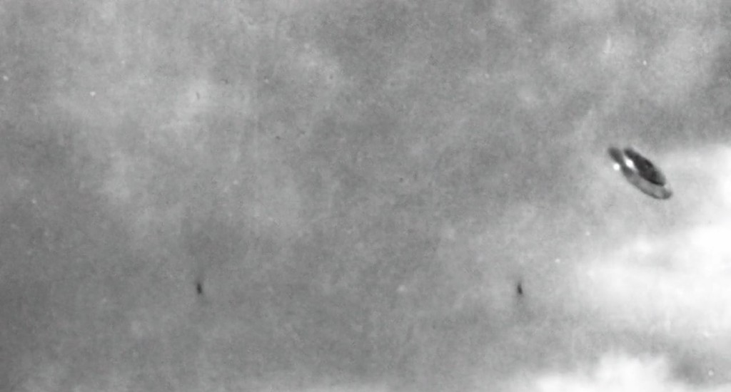 Zoom sur un des vaisseaux spatiaux de Méton photographiés par Elizabeth Klarer.