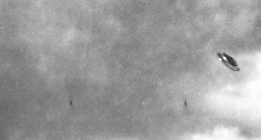 Zoom sur un des vaisseaux spatiaux de Méton photographiés par Elizabeth Klarer.