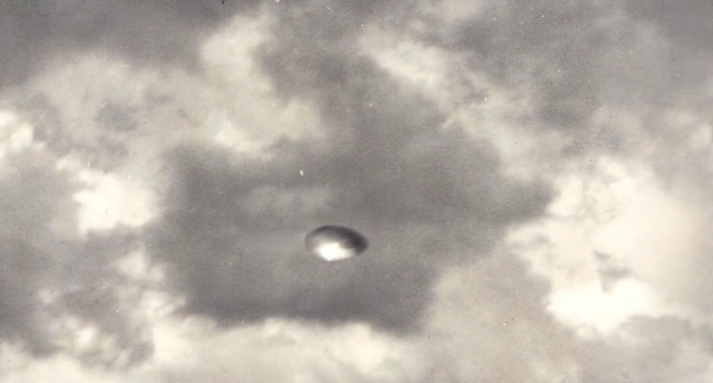 Zoom sur un autre des vaisseaux de Méton photographiés par Elizabeth Klarer.