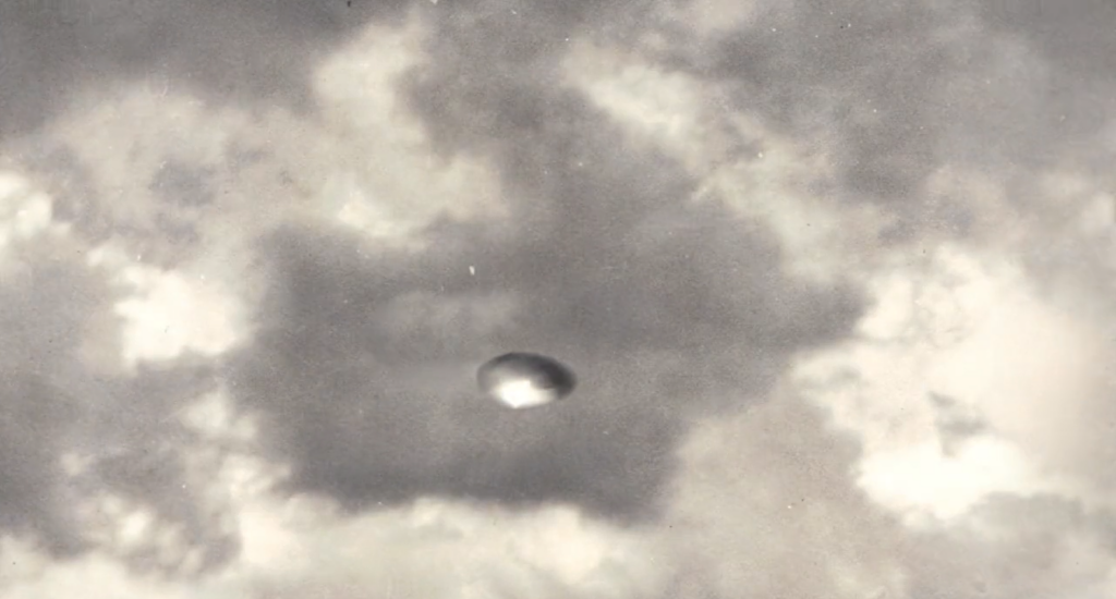 Zoom sur un autre des vaisseaux de Méton photographiés par Elizabeth Klarer.
