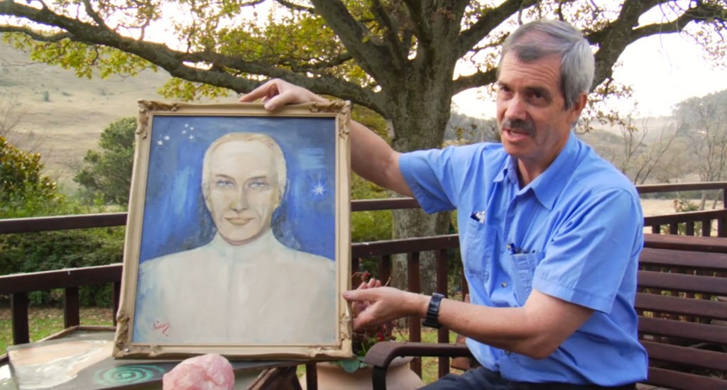 David Klarer, le fils d’Elizabeth Klarer, retraité, présentant la peinture d'Akon de Méton qu’il n’a jamais vu lui-même, le tableau hérité de sa mère.